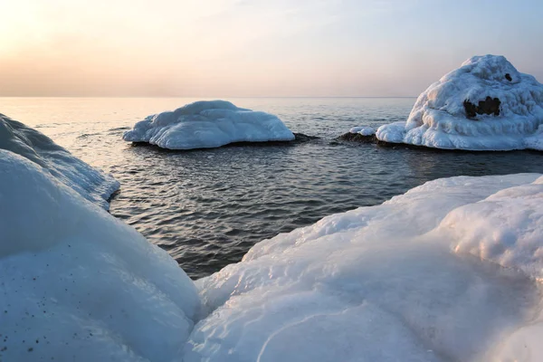 Smeltend Ijs Aan Kust Van Baltische Zee Stockfoto