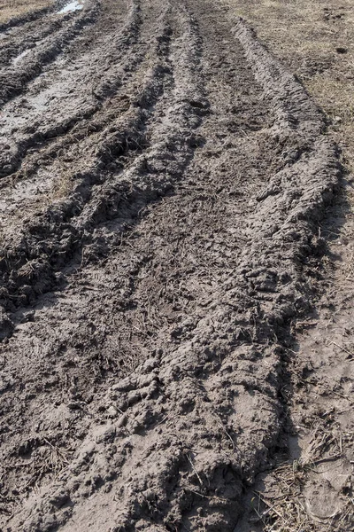 Tracce Trattore Nel Fango Sul Campo Argilla Primavera — Foto Stock