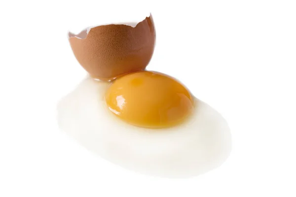 Kırık Yumurta Beyaz Kağıt Üzerinde Izole — Stok fotoğraf