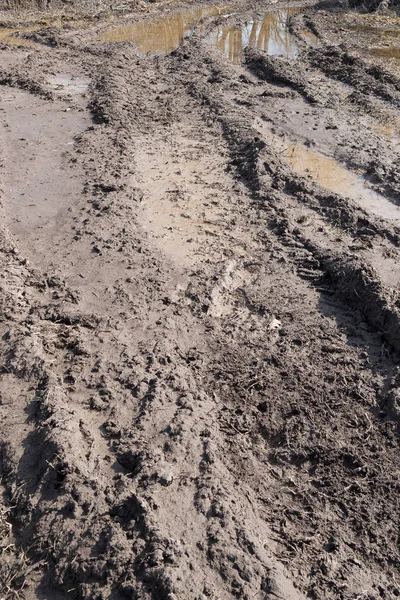 Tracce Trattore Nel Fango Sul Campo Argilla Primavera — Foto Stock