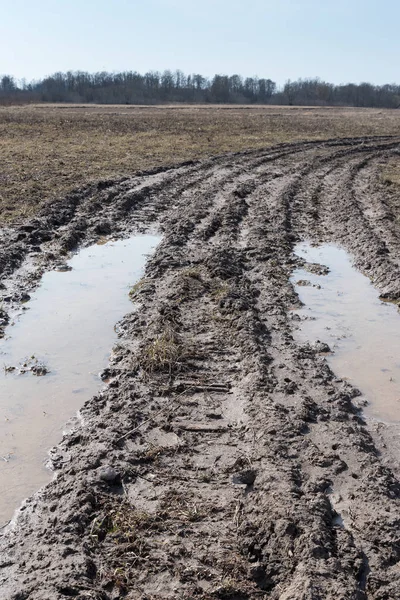 Trekker Tracks Modder Klei Veld Het Voorjaar — Stockfoto