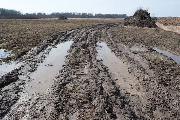 Tracce Trattore Nel Fango Sul Campo Argilla Primavera — Foto Stock