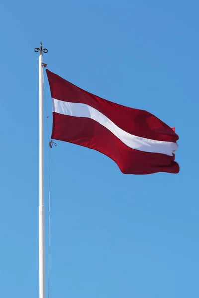 Drapeau Lettonie Agitant Contre Ciel Bleu — Photo