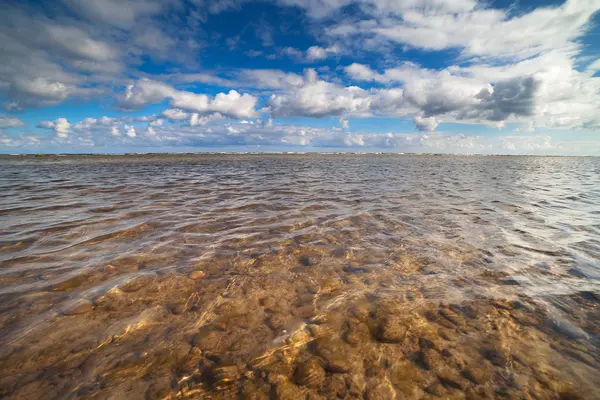 Agua Clara Del Mar Báltico Cielo Dramático Durante Día — Foto de Stock