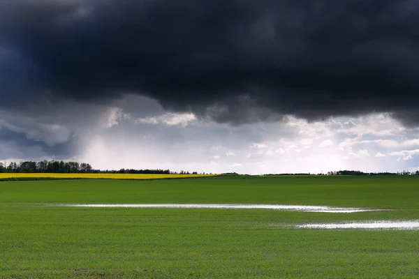 Agrarische Landschap Regen Dramatische Hemel — Stockfoto