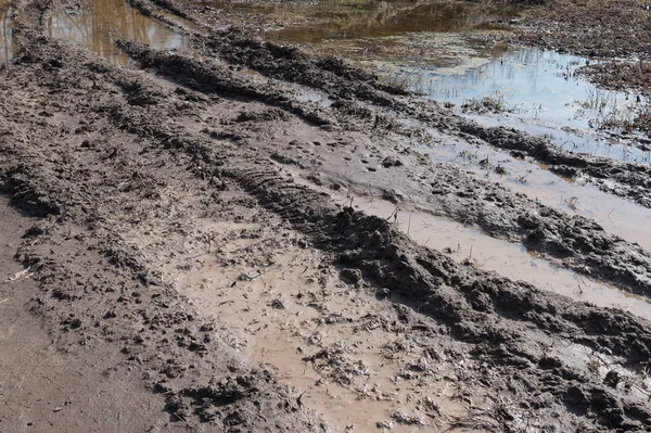 Trekker Tracks Modder Klei Veld Het Voorjaar — Stockfoto