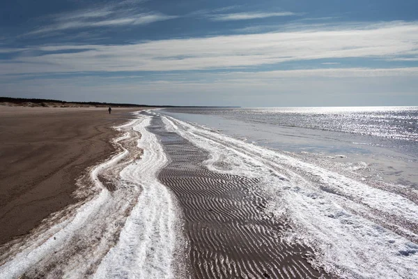 波罗的海冰封的海岸在寒冷的春日 拉脱维亚利耶帕亚 — 图库照片