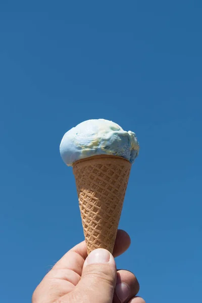Голубое Мороженое Против Голубого Неба Избирательный Фокус — стоковое фото