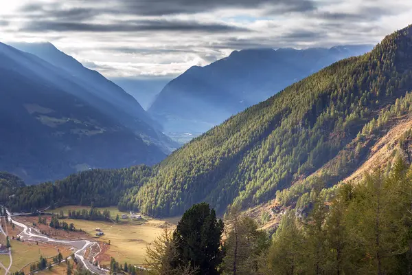ベルニナの近くの高山の風景を渡すと スイス — ストック写真