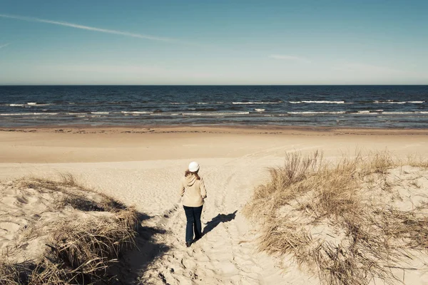 Vista Trasera Mujer Playa Del Báltico Día Frío —  Fotos de Stock