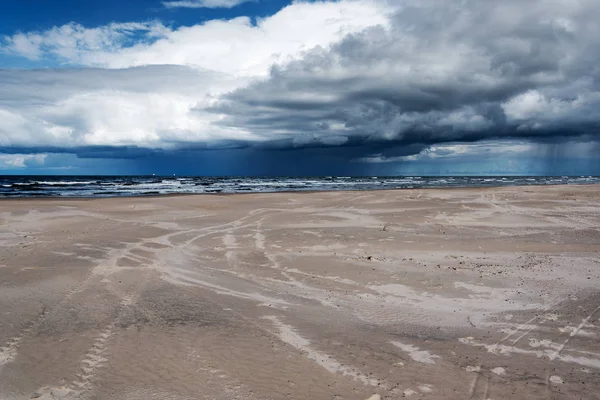 バルト海 リエパーヤ ラトビアで風の強い日の風光明媚なビュー — ストック写真