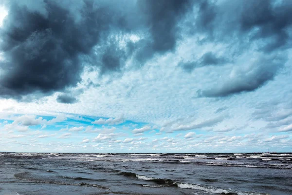 Pochmurno Wietrznie Letni Dzień Nad Morzem Bałtyckim Liepaja Łotwa — Zdjęcie stockowe