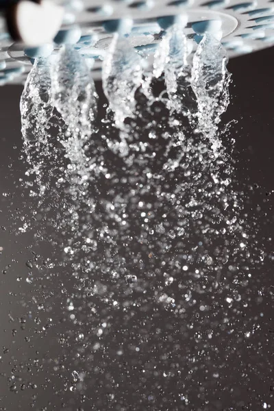 Nahaufnahme Von Duschkopf Und Fallendem Wasser — Stockfoto