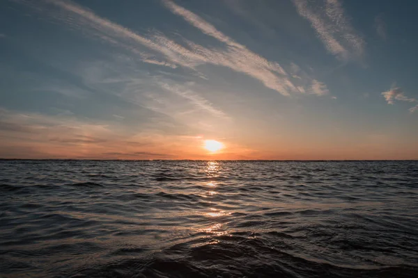 在拉脱维亚海岸的波罗的海日落美景 — 图库照片