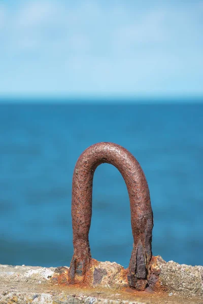 Rusty Metal Mooring Hoop Concrete Sea — Stock Photo, Image
