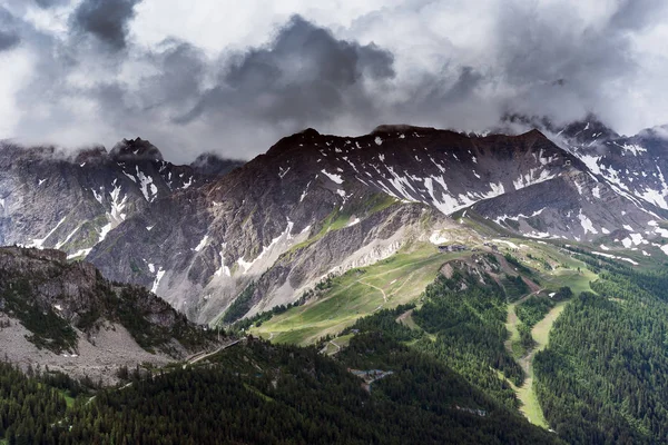 Bulutlar Yanındaki Courmayeur Talya Alpleri Nde Doğal Görünümünü — Stok fotoğraf