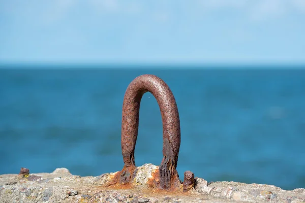 Anneau Amarrage Métallique Rouillé Dans Béton Par Mer — Photo