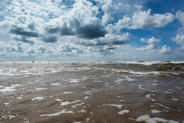 バルト海 リエパーヤ ラトビアで曇りで風の強い夏の日 — ストック写真