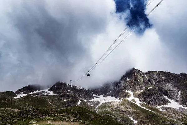 意大利库马约尔旁边的云中的阿尔卑斯山的风景 — 图库照片