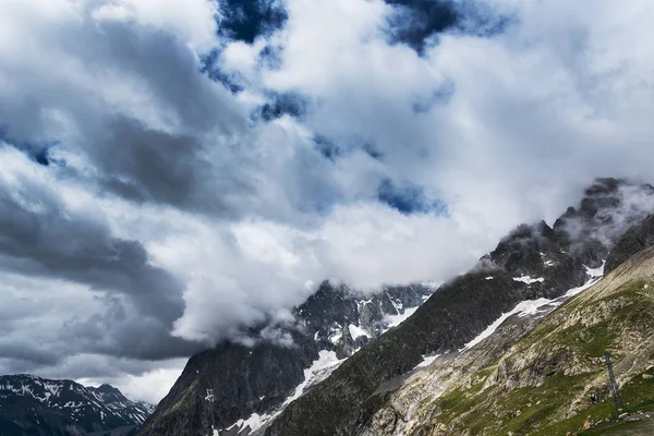 Bulutlar Yanındaki Courmayeur Talya Alpleri Nde Doğal Görünümünü — Stok fotoğraf