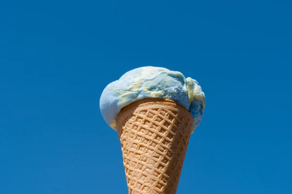 Blue Ice Cream Mot Blå Himmel Selektivt Fokus — Stockfoto