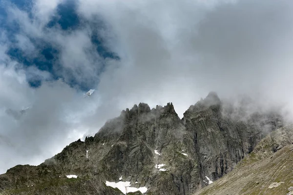 Schilderachtig Uitzicht Alpen Wolken Naast Courmayeur Italië — Stockfoto