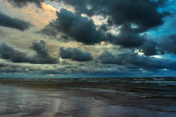 Stormy Baltic Sea Sunset Time Liepaja Letónia — Fotografia de Stock