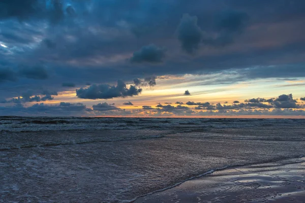 日落时期的波罗的海风暴 拉脱维亚利耶帕亚 — 图库照片