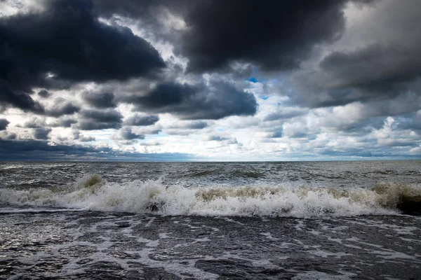 Ciemne Chmury Nad Morze Bałtyckie Obok Liepaja Łotwa — Zdjęcie stockowe