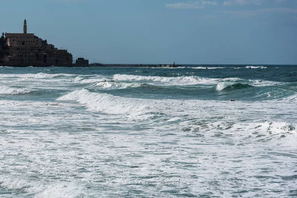 Telaviv イスラエルで泡沫の地中海の海の波 — ストック写真