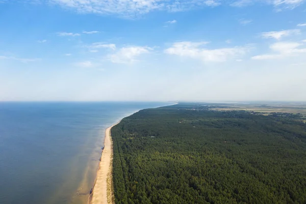 在拉脱维亚利耶帕亚旁边的波罗的海上度过了美好而平静的一天 — 图库照片