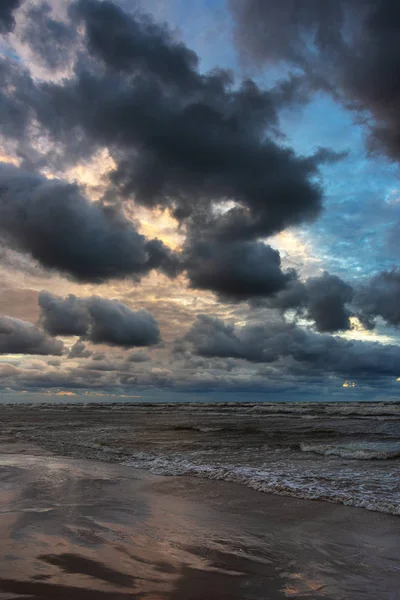 日没時間 リエパーヤ ラトビアで嵐バルト海 — ストック写真