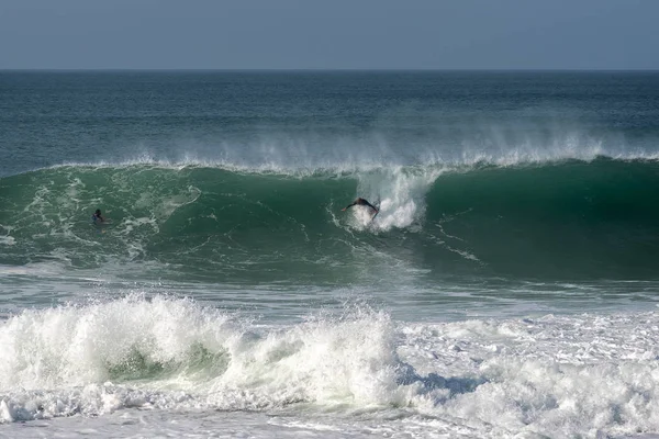 サーファーの大西洋の波 ナザレ ポルトガル — ストック写真