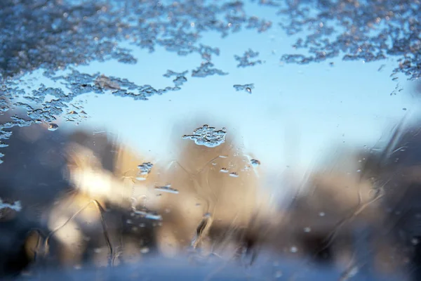 在葡萄酒的早晨在窗口的雪 — 图库照片