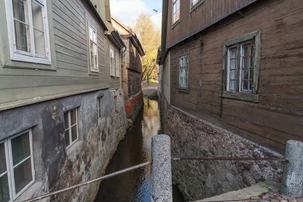 Petite Rivière Entre Les Bâtiments Ville Kuldiga Lettonie — Photo