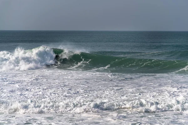 Surfer Atlantische Oceaan Golf Nazare Portugal — Stockfoto