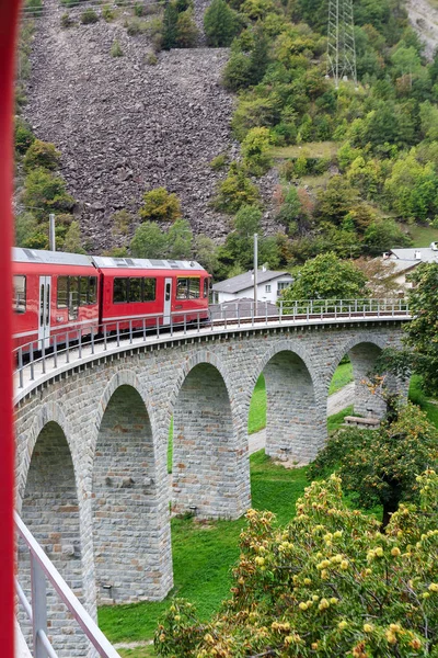 瑞士布鲁西奥高架桥上的红色列车 — 图库照片