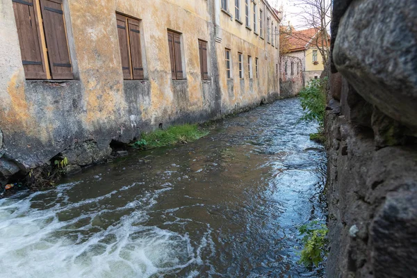 クルジガ市 ラトビアの建物の間に小さな川 — ストック写真