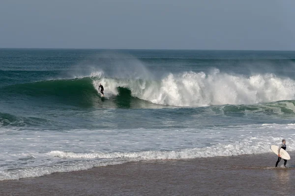 Surfer Atlantische Oceaan Golf Nazare Portugal — Stockfoto