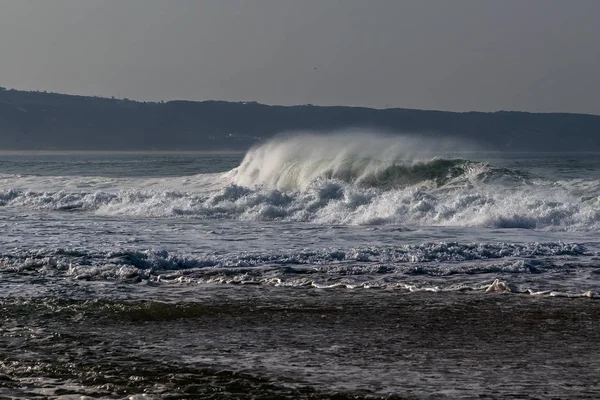 ナザレ ポルトガルの横にある大西洋の波 — ストック写真
