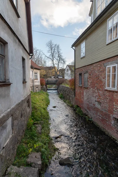 拉脱维亚库尔迪加市建筑物之间的小河 — 图库照片