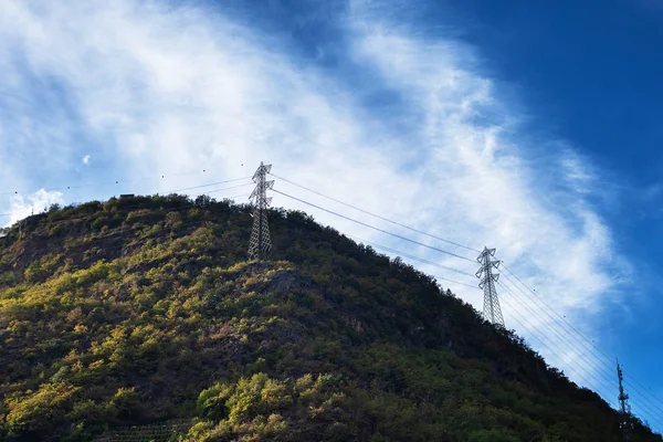 阳光下的阿尔卑斯山和云层的景色 — 图库照片