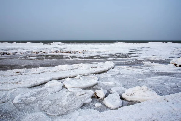 灰色の冬の日の氷のようなバルト海の海岸 — ストック写真