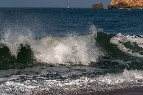 Σπάσιμο Κυμάτων Του Ατλαντικού Ωκεανού Ναζαρέ Πορτογαλία — Φωτογραφία Αρχείου