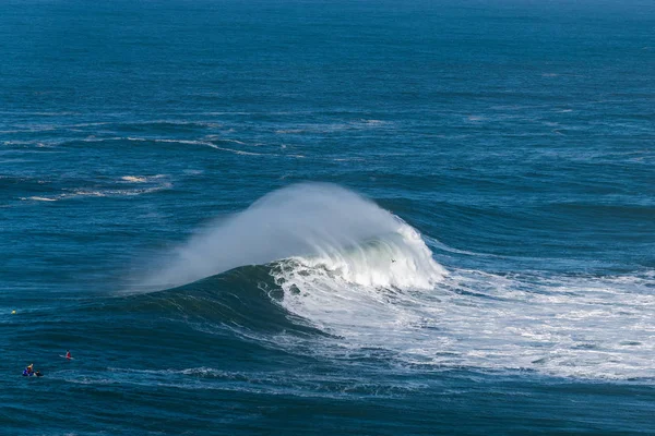 ナザレ ポルトガルの海岸の大西洋の大波 — ストック写真