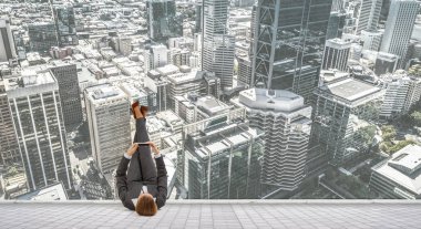 Kadın sakin ol smartphone ile katta elinde