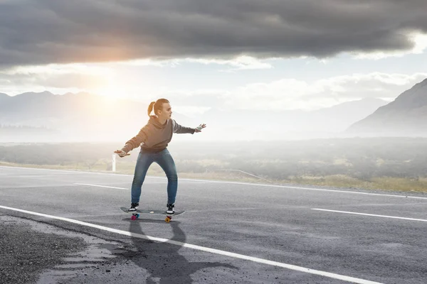 Teenager Mädchen fahren ihr Skateboard. Gemischte Medien — Stockfoto