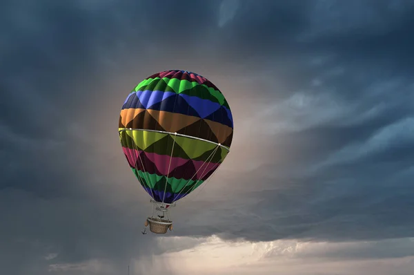 Luchtballon in de lucht. Mixed media — Stockfoto