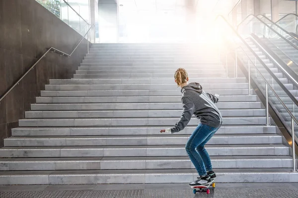 Dospívající dívka jezdí její skateboard. Kombinovaná technika — Stock fotografie