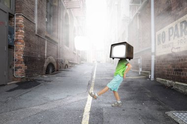 TV çocuk bağımlısı. Karışık teknik